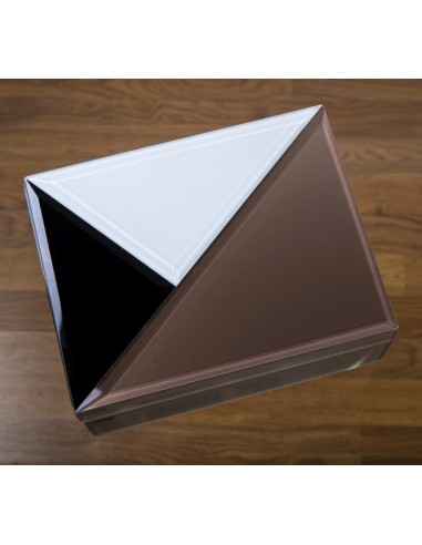 Caja 24.5*8*16.5 triangulo blanco/negro/dorado